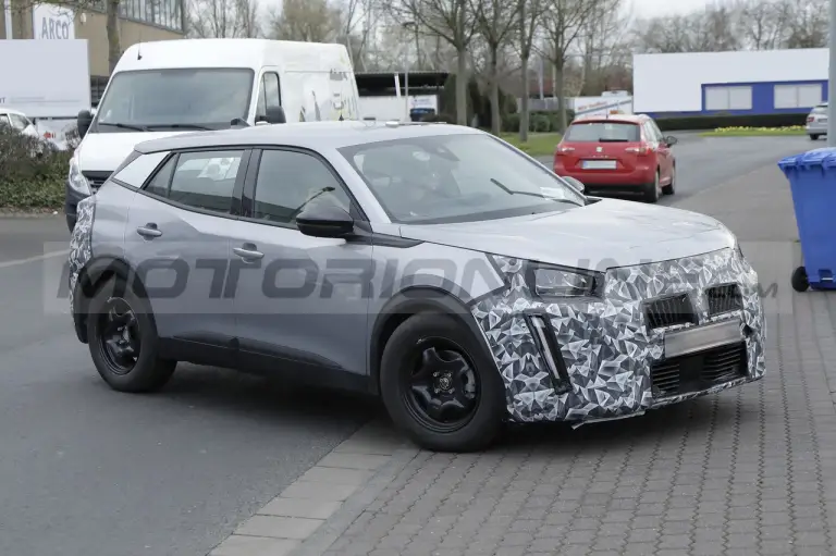 Peugeot 2008 2024 - Foto Spia 22-03-2023 - 6