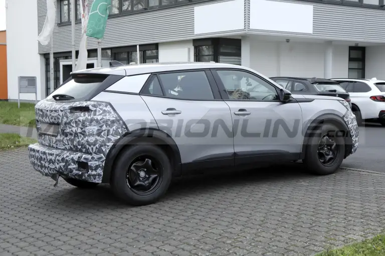 Peugeot 2008 2024 - Foto Spia 22-03-2023 - 7