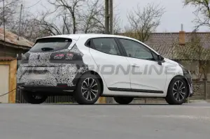 Renault Clio 2024 - Foto Spia 04-04-2023