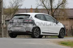 Renault Clio 2024 - Foto Spia 04-04-2023