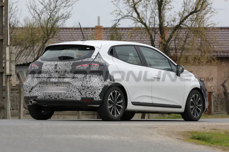 Renault Clio 2024 - Foto Spia 04-04-2023 - 11