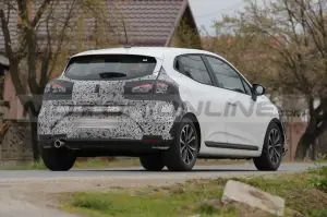 Renault Clio 2024 - Foto Spia 04-04-2023