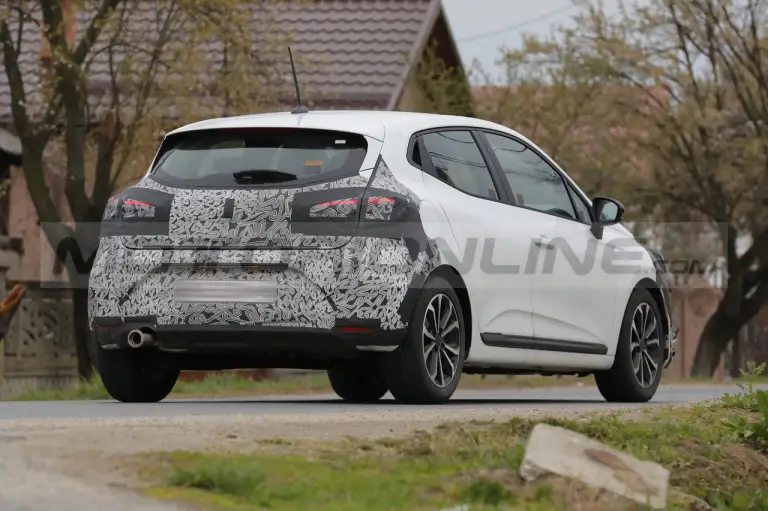 Renault Clio 2024 - Foto Spia 04-04-2023 - 10