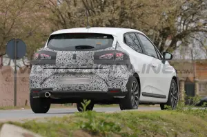 Renault Clio 2024 - Foto Spia 04-04-2023