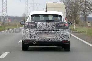 Renault Clio 2024 - Foto Spia 04-04-2023