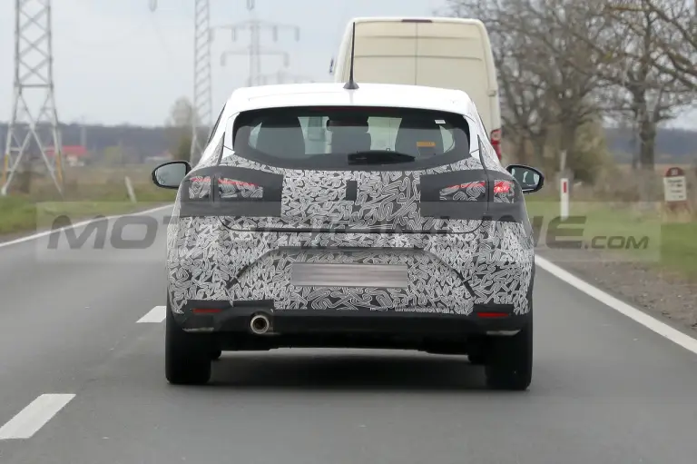 Renault Clio 2024 - Foto Spia 04-04-2023 - 13