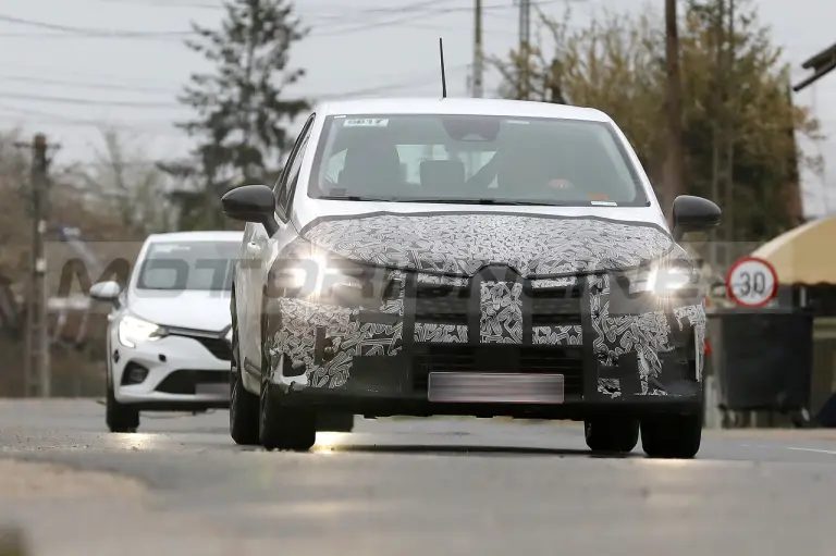 Renault Clio 2024 - Foto Spia 04-04-2023 - 1