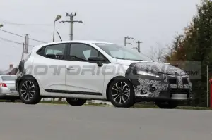 Renault Clio 2024 - Foto Spia 04-04-2023