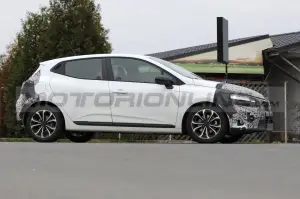 Renault Clio 2024 - Foto Spia 04-04-2023