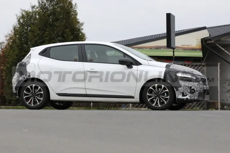 Renault Clio 2024 - Foto Spia 04-04-2023 - 6