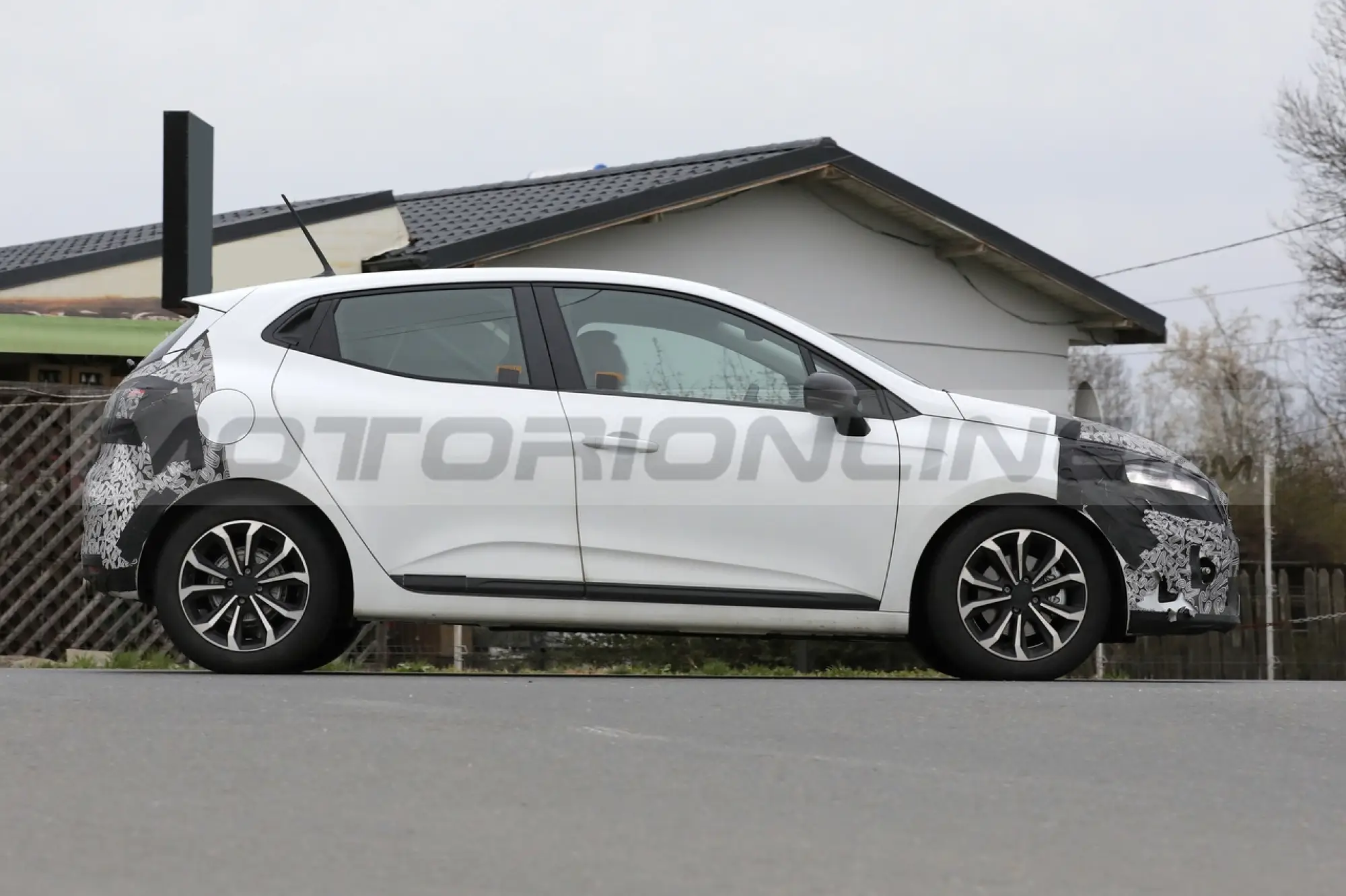 Renault Clio 2024 - Foto Spia 04-04-2023 - 5