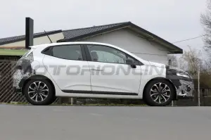 Renault Clio 2024 - Foto Spia 04-04-2023
