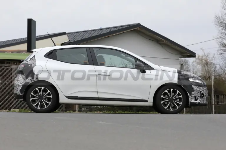 Renault Clio 2024 - Foto Spia 04-04-2023 - 5