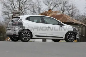 Renault Clio 2024 - Foto Spia 04-04-2023