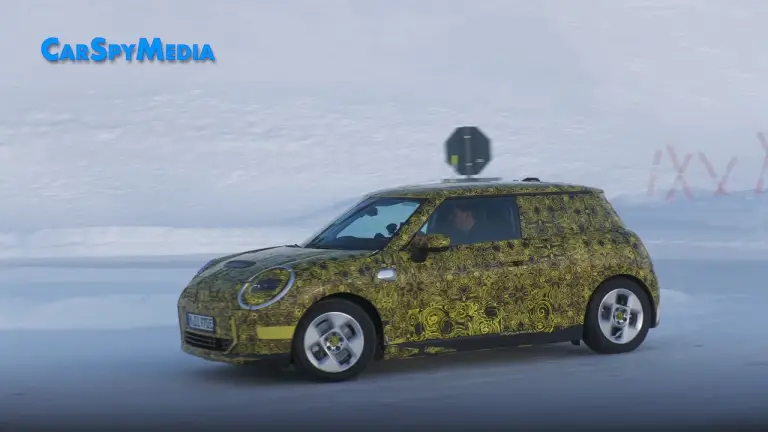 Mini Cooper EV 2024 prototipi test invernali - 5