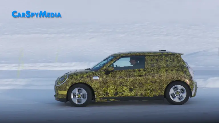 Mini Cooper EV 2024 prototipi test invernali - 3
