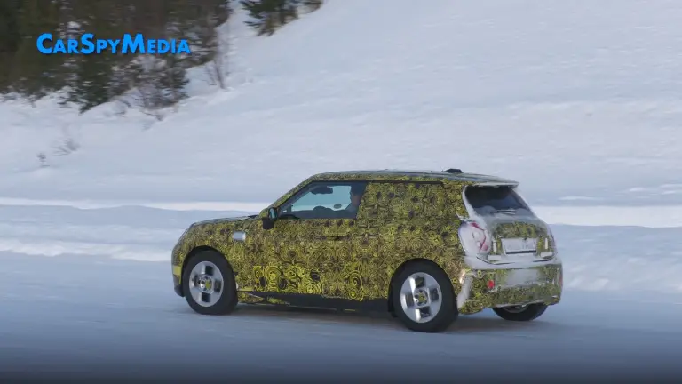 Mini Cooper EV 2024 prototipi test invernali - 1