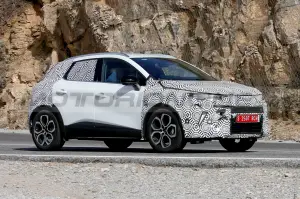Renault Captur 2024 - Foto Spia 25-04-2023