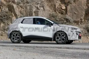 Renault Captur 2024 - Foto Spia 25-04-2023 - 4