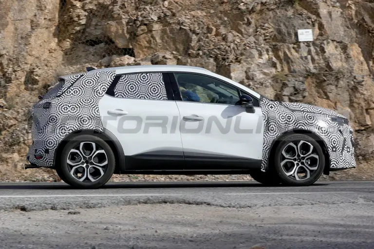 Renault Captur 2024 - Foto Spia 25-04-2023 - 3