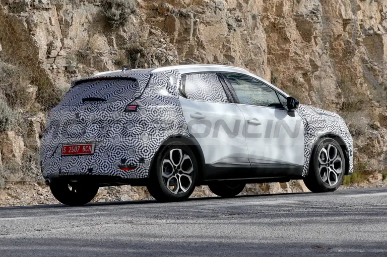 Renault Captur 2024 - Foto Spia 25-04-2023 - 7