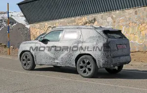 Dacia Duster 2024 - Foto spia 26-04-2023 - 11