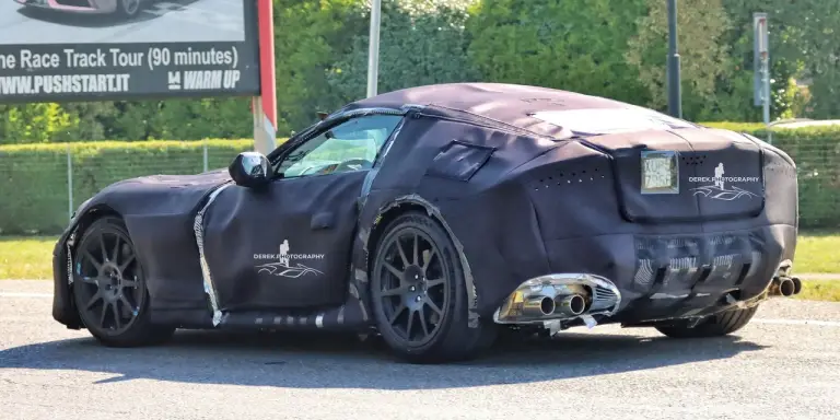 Ferrari 812 Superfast successore foto spia - 1