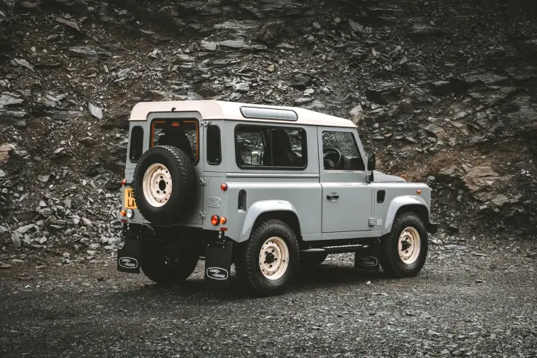 Land Rover Classic Defender Works V8 Islay Edition - 18