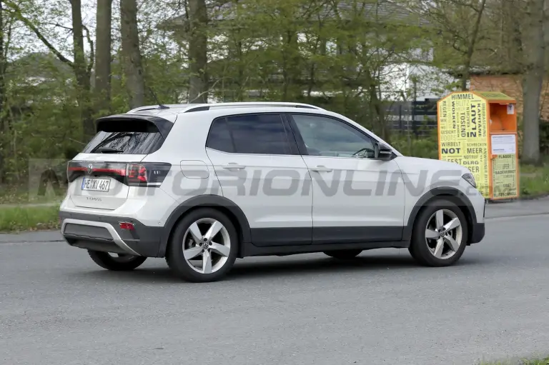 Volkswagen T-Cross 2024 - Foto Spia 04-05-2023 - 11