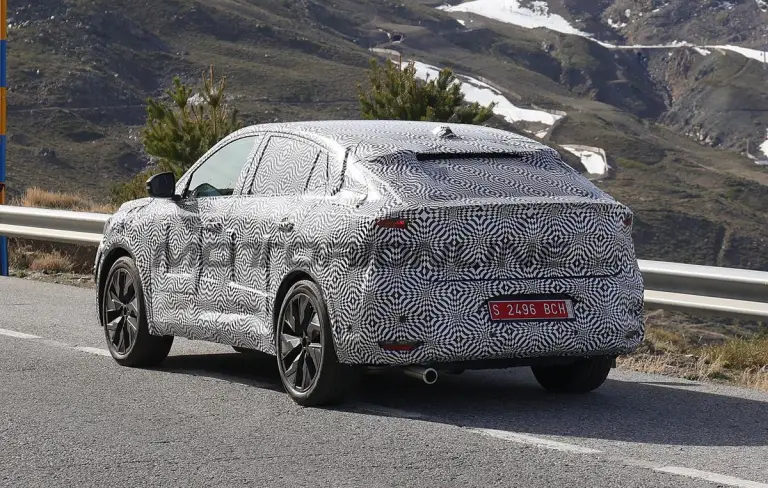 Renault Austral Coupe - Foto spia 04-05-2023 - 9