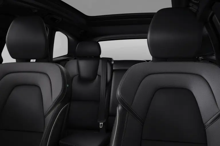 Volvo XC60 Black Edition - 4