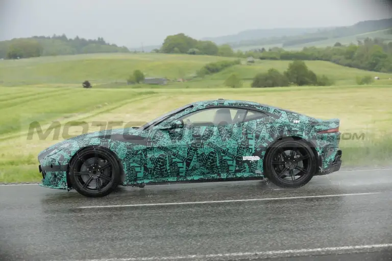 Aston Martin Vantage successore - Foto Spia 23-05-2023 - 15