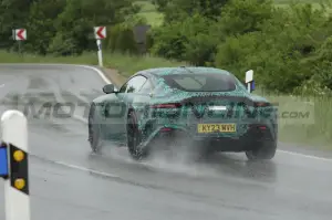Aston Martin Vantage successore - Foto Spia 23-05-2023