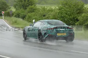 Aston Martin Vantage successore - Foto Spia 23-05-2023