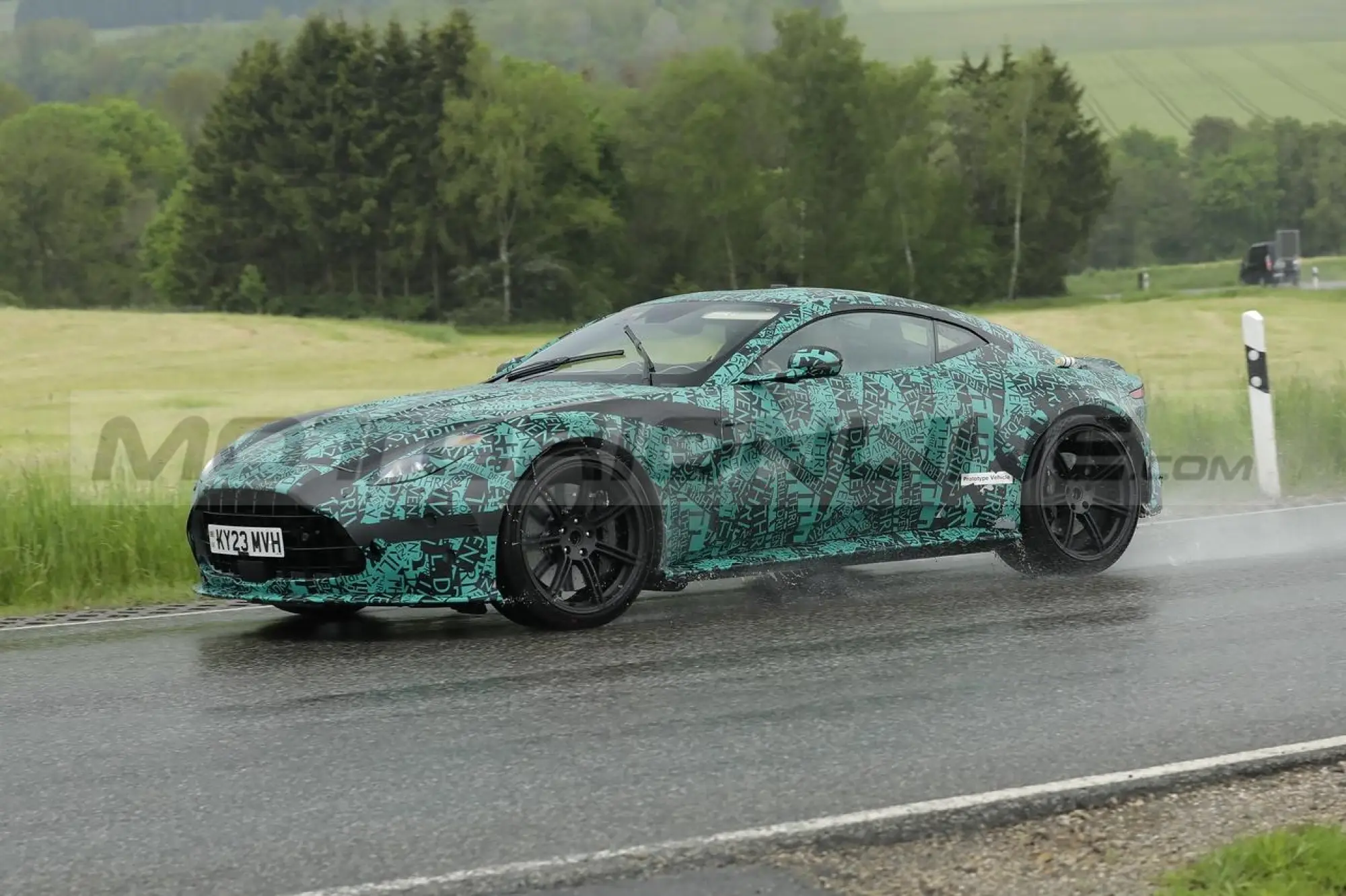 Aston Martin Vantage successore - Foto Spia 23-05-2023 - 14