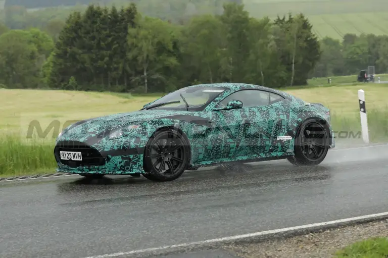Aston Martin Vantage successore - Foto Spia 23-05-2023 - 14