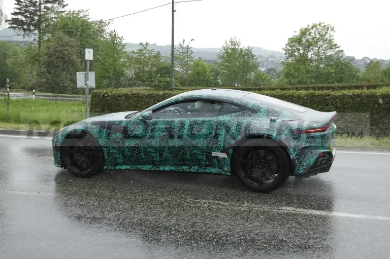 Aston Martin Vantage successore - Foto Spia 23-05-2023 - 6