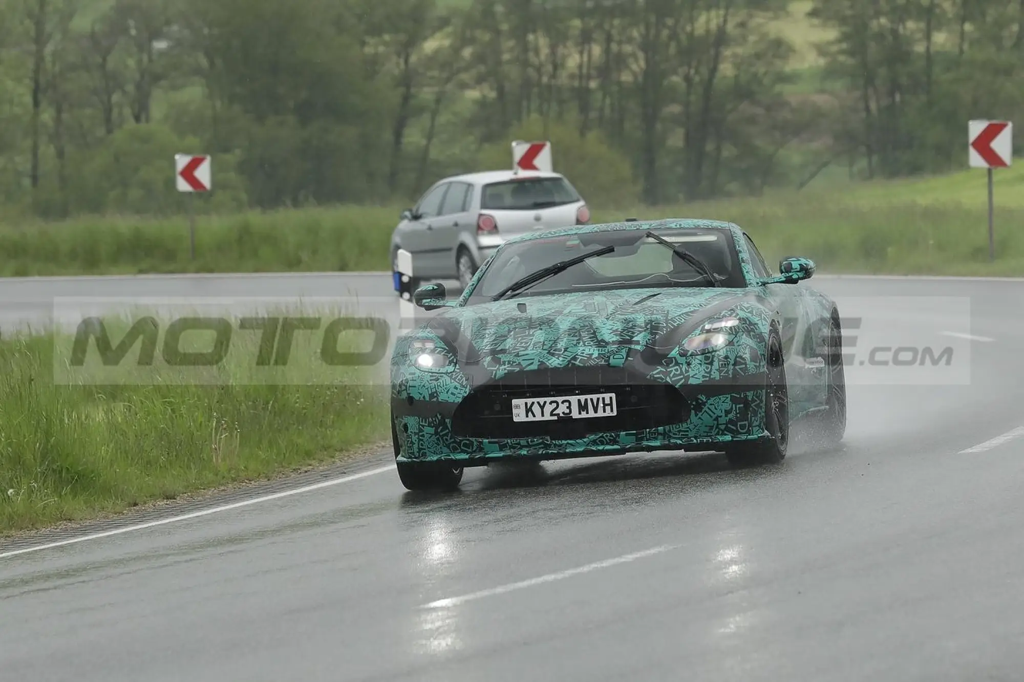 Aston Martin Vantage successore - Foto Spia 23-05-2023 - 17
