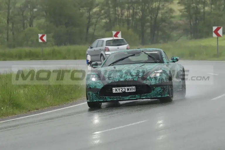 Aston Martin Vantage successore - Foto Spia 23-05-2023 - 17