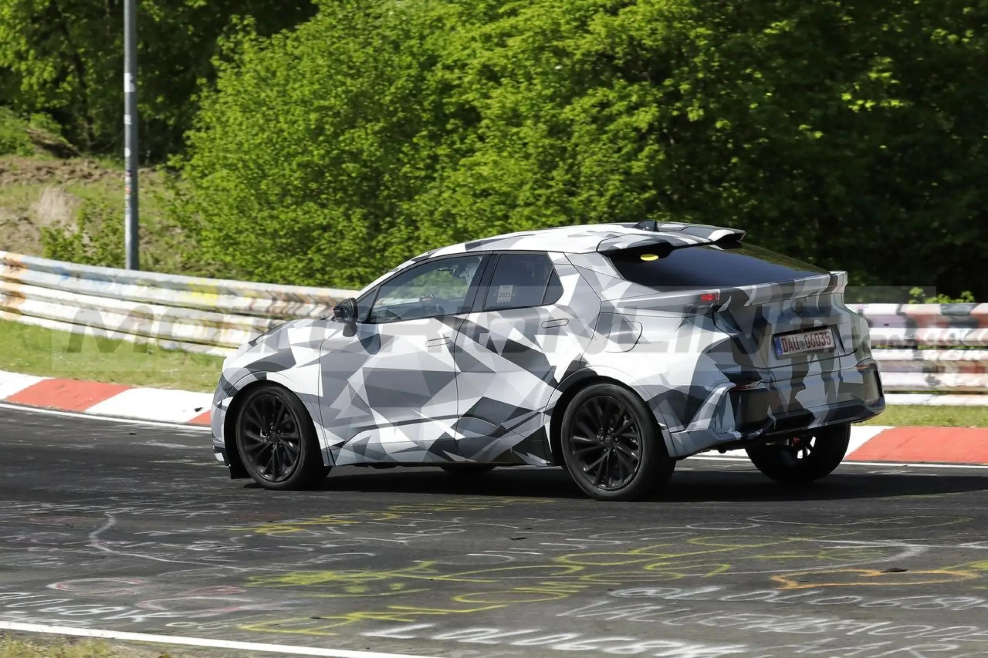 Nuova Toyota C-HR - Foto Spia 25-05-2023 - 7