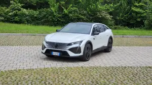 Peugeot 408 2023: come va