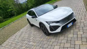 Peugeot 408 2023: come va