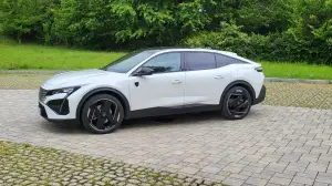 Peugeot 408 2023: come va