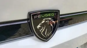 Peugeot 408 2023: come va