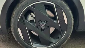 Peugeot 408 2023: come va
