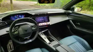 Peugeot 408 2023: come va