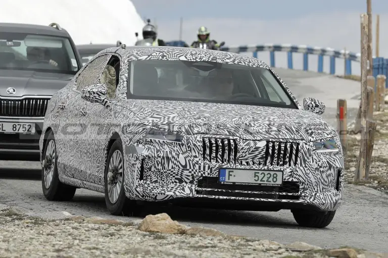 Skoda Superb 2024 - Foto Spia 01-06-2023 - 17