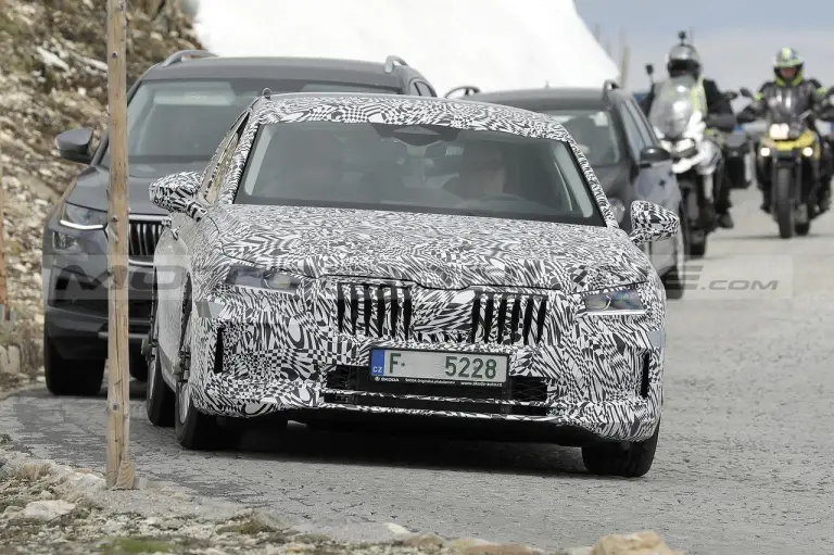 Skoda Superb 2024 - Foto Spia 01-06-2023 - 12