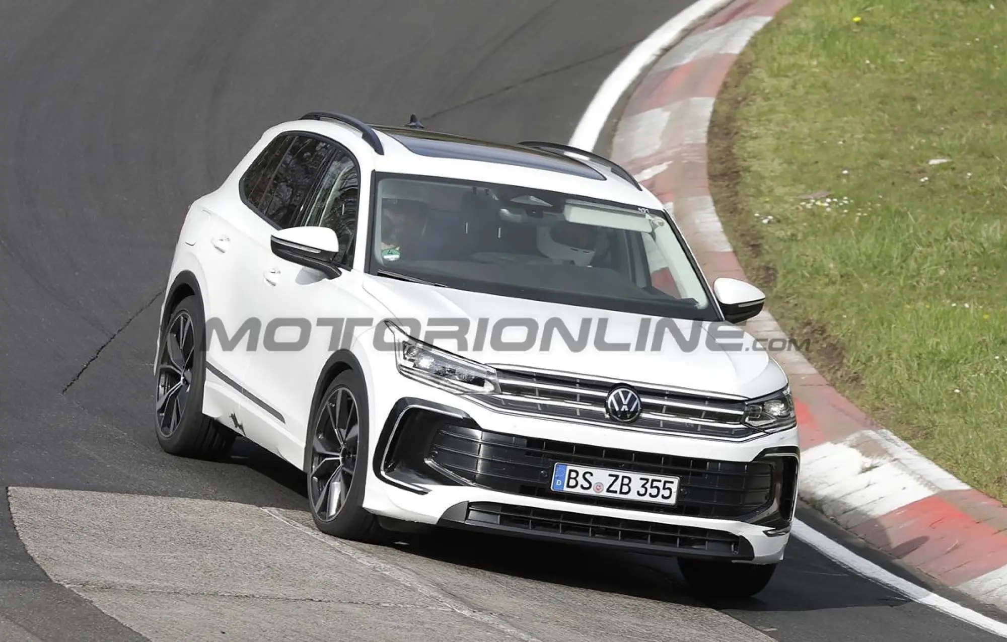Volkswagen Tiguan 2024 - Foto spia 05-06-2023 - 2