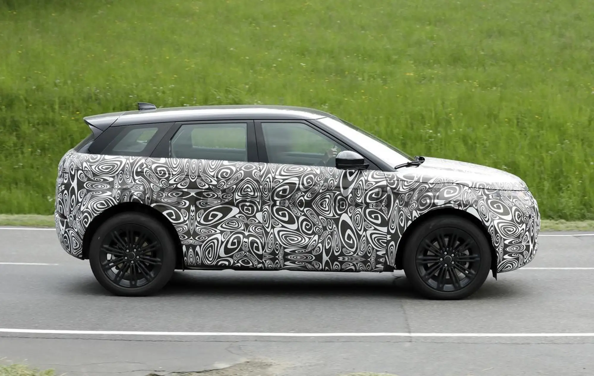 Range Rover Evoque 2024 - Foto spia 06-06-2023 - 11